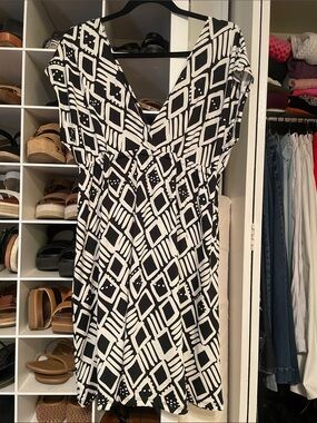 Black & White Geometric V-Neck Women’s Dress/Swim Cover Up